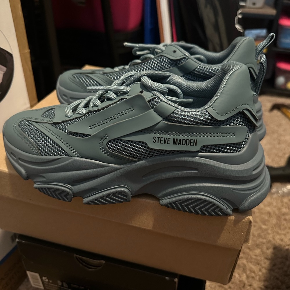 Steve Madden possession sneakers gym shoes